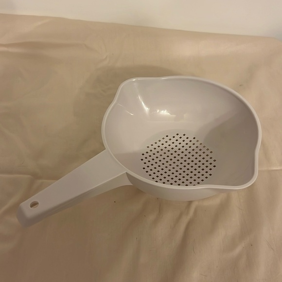 New 1 quart colander from Tupperware - Picture 3 of 8